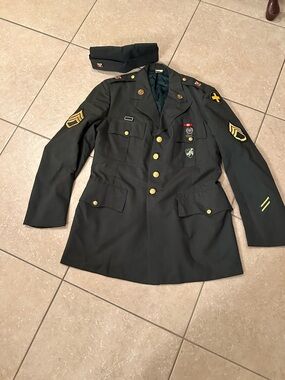 VINTAGE USED ARMY JACKET W\MEDAL SIZE 44L MANS ARMY GREEN W/HAT SIZE 7.5 NEED DR